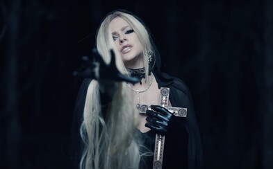 Avril Lavigne se veze v pohřebáku, problémy jí v novém videoklipu způsobuje láska s ďáblem Avril Lavigne se veze v pohřebáku, problémy jí v novém videoklipu způsobuje láska s ďáblem