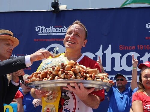 Koľko hotdogov dokázal rekordér zjesť za 10 minút?