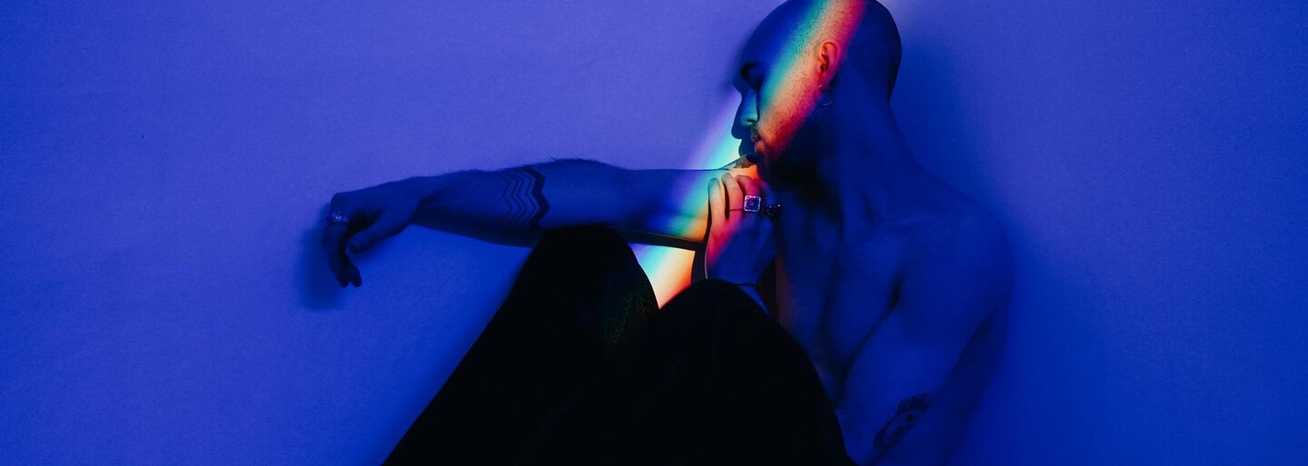 Až 56 % LGBTQ+ lidí se po pandemii koronaviru cítí osaměle. Těmito třemi kroky můžeš svému okolí pomoci i ty