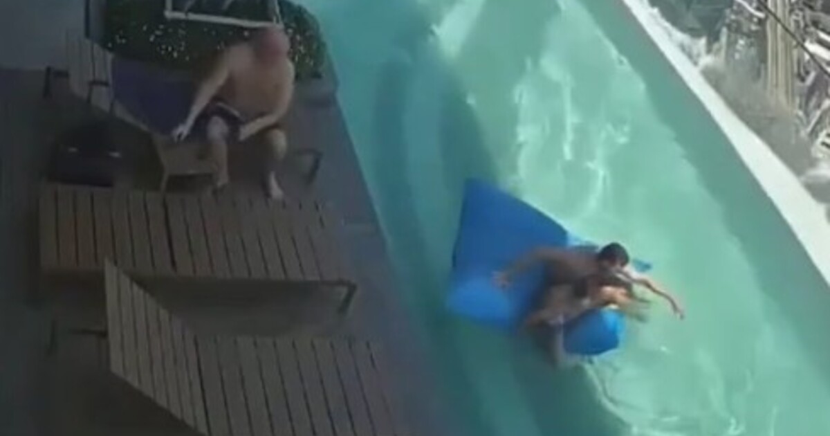 VIDEO: Z bazénu na mrakodrapu málem vypadli lidé, kamera zachytila hrozivé dopady silného zemětřesení