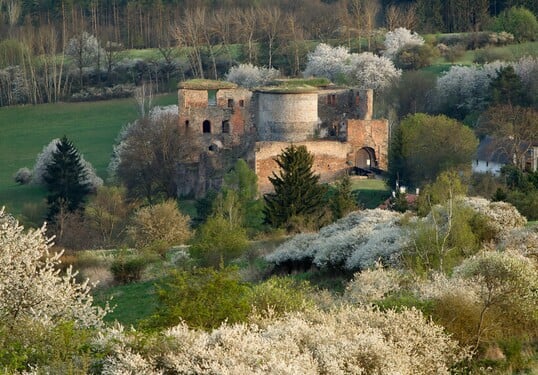 Na tomto hradě pobýval Jan Hus těsně před odjezdem do Kostnice a v sedmdesátých letech se stal útočištěm rytíře Brtníka z Brtníku ve filmu Ať žijí duchové!
