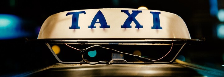 Protesty pražských taxikářů přinášejí ovoce. Řidiči Uberu budou potřebovat licenci i evidenci tržeb