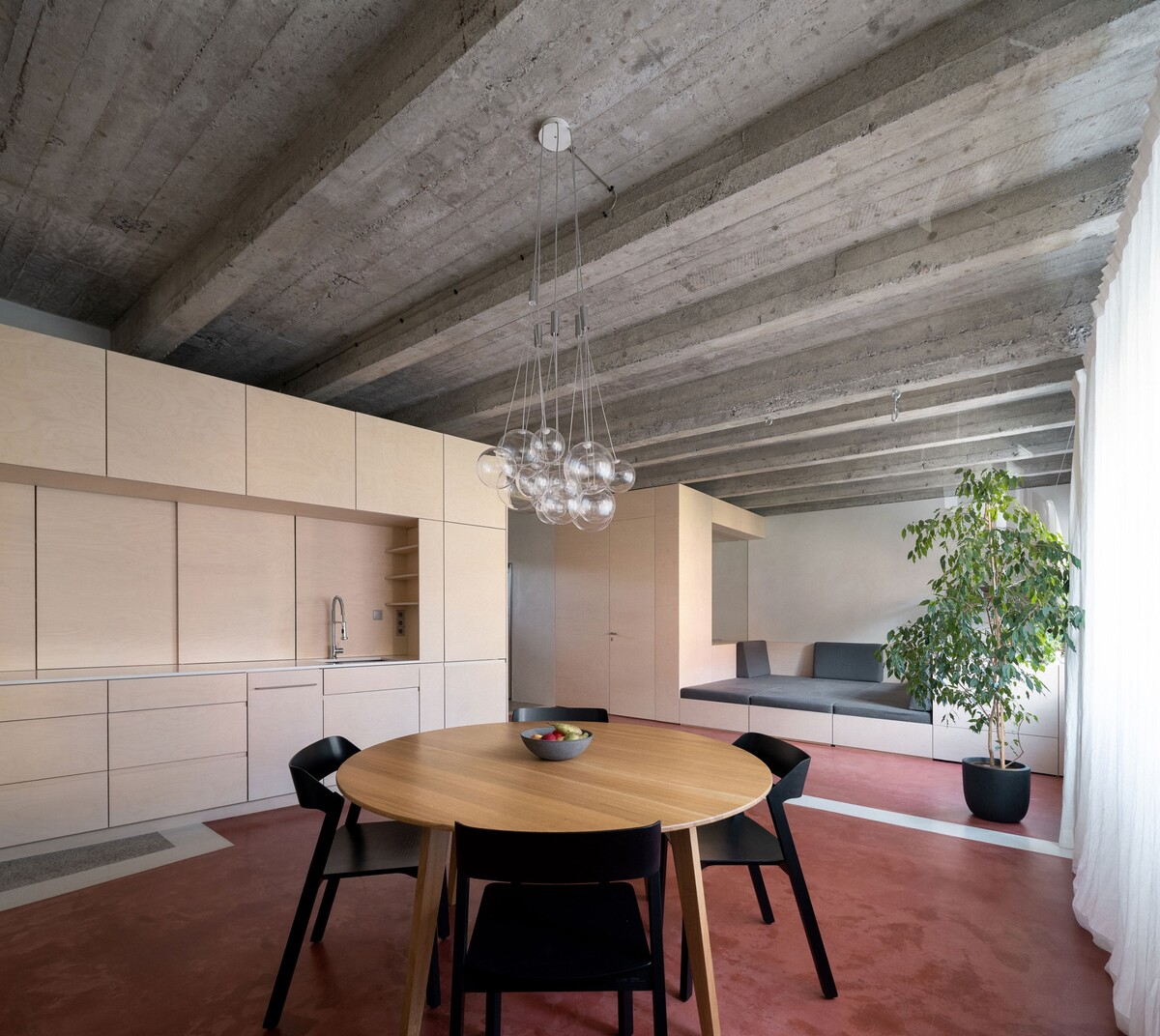 Výsledkom ročnej práce architektov je rodinné bývanie v minimalistickom funkčnom štýle, ktorému dominujú otvorené priestory. 