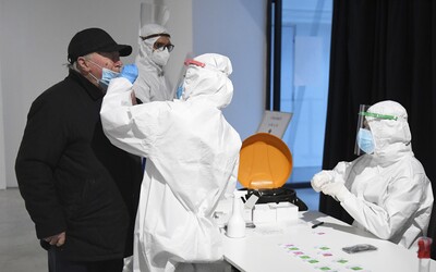 Šířit koronavirus mohou i lidé, kteří již prodělali covid-19. Nakazit se dá opakovaně, zjistili britští vědci.