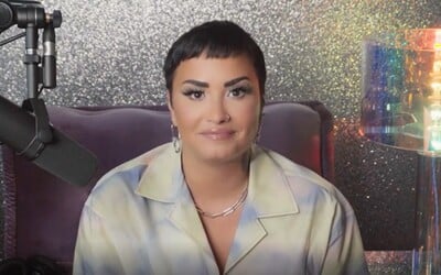 Demi Lovato sa opäť označuje aj ženskými zámenami.