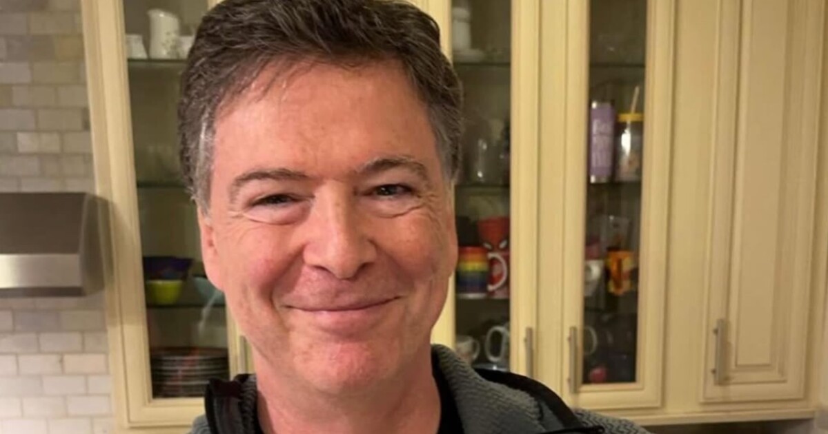 Bývalého šéfa FBI vyšetřují kvůli fotce na Instagramu. Opravdu vyzýval k atentátu na Trumpa?