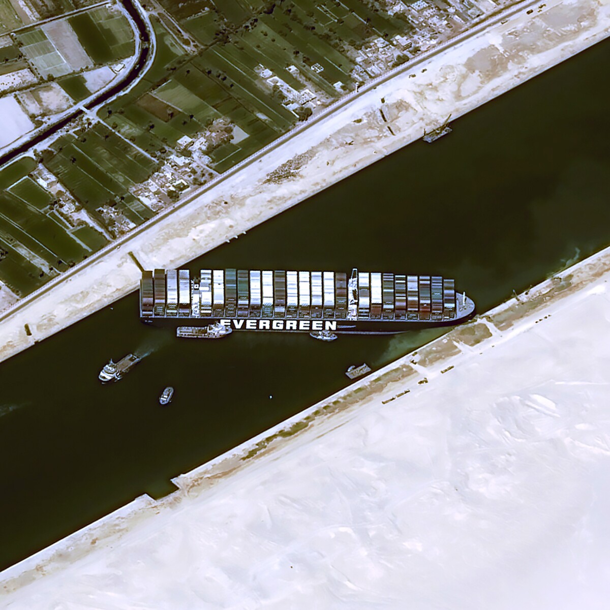Na satelitnej snímke nákladná loď MV Ever Given je uviaznutá v Suezskom prieplave pri egyptskom meste Suez 26. marca 2021.