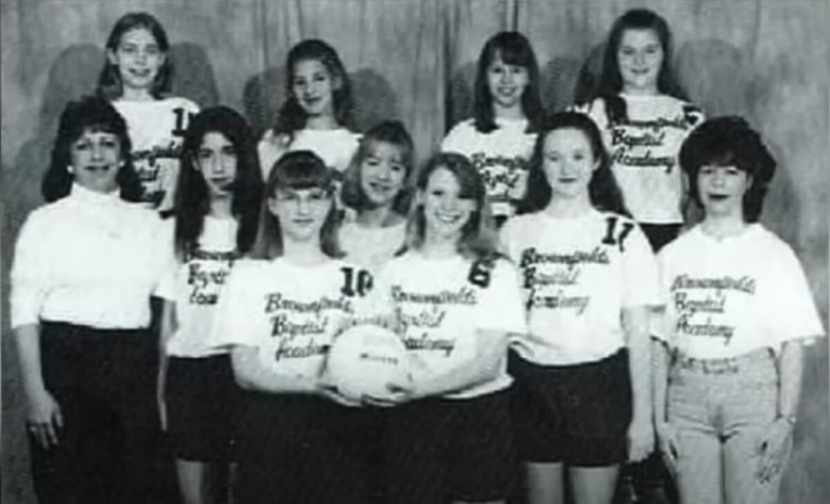 Fotografia školského volejbalového tímu. Lacey Fletcher sa nachádza vľavo hore. 
