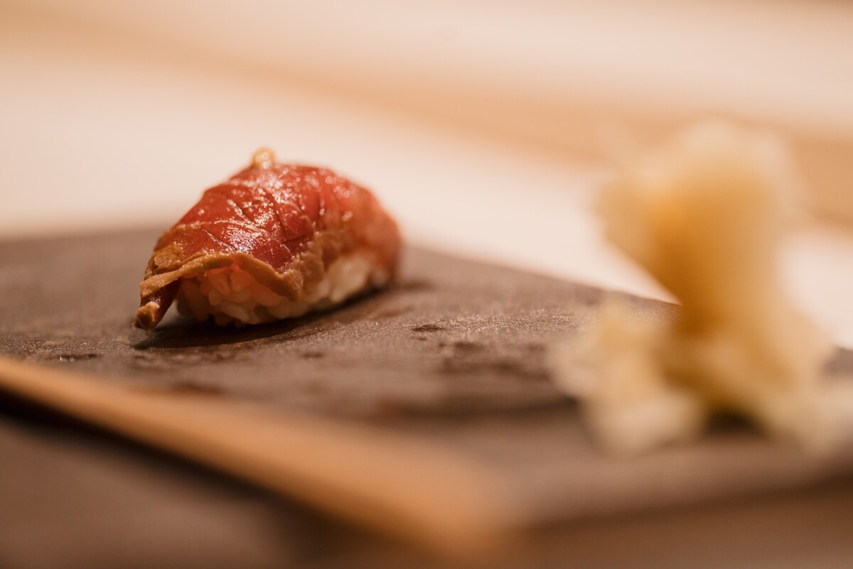 Tuniakové sushi pripravené metódou edomae.