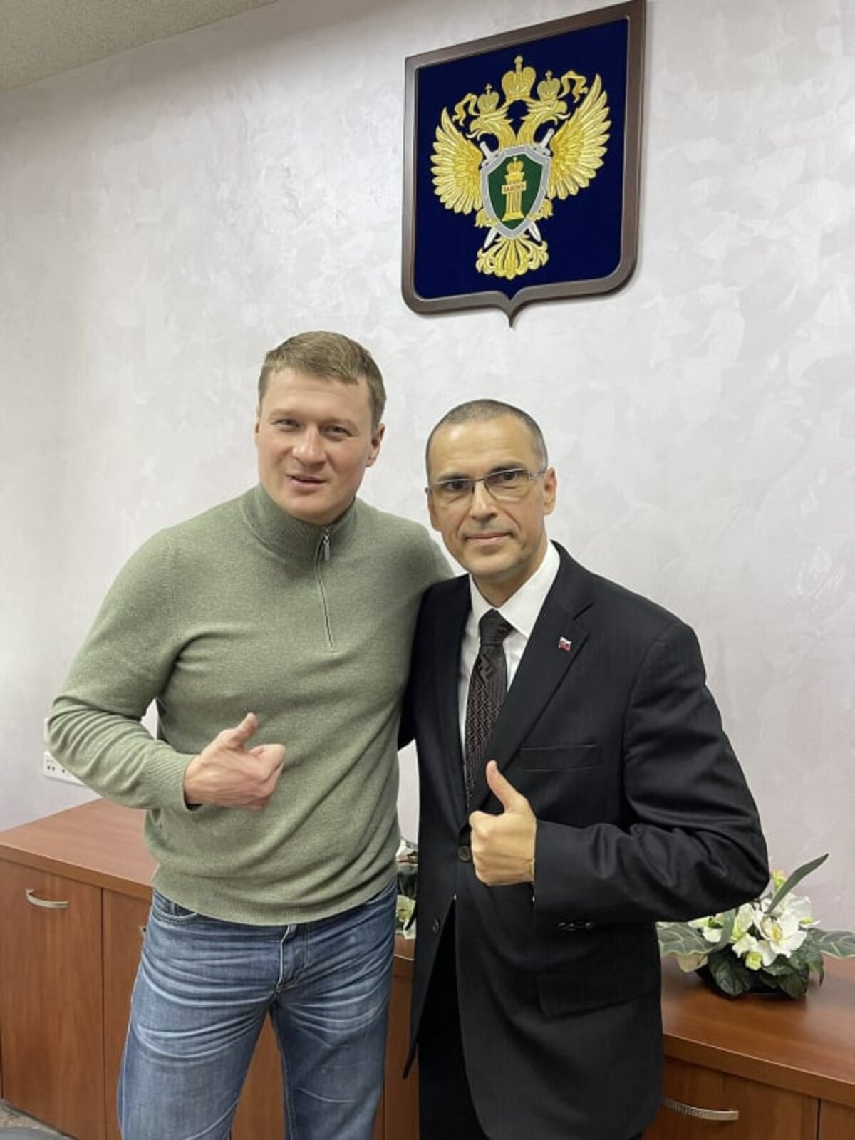 Nadšený generálny prokurátor pózuje s ruským boxerom.