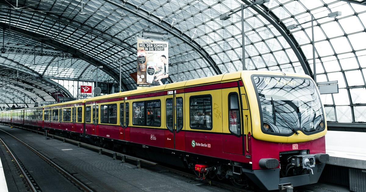 Surfování na střeše vlaku si vyžádalo další oběti. V Německu zemřeli dva mladíci