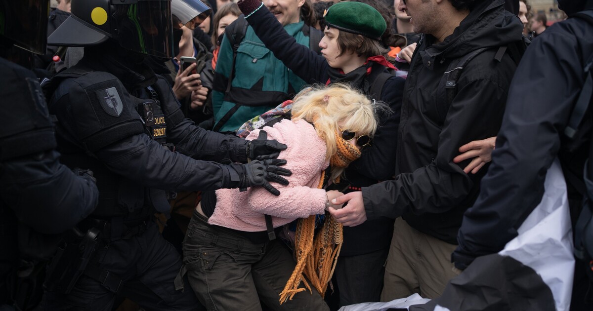 OBRAZEM: Prahou šel pochod proti interrupcím. „Vaše děti budou jako my!" střetla se s ním feministická opozice