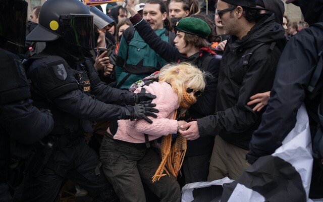 OBRAZEM: Prahou šel pochod proti interrupcím. „Vaše děti budou jako my!“ střetla se s ním feministická opozice