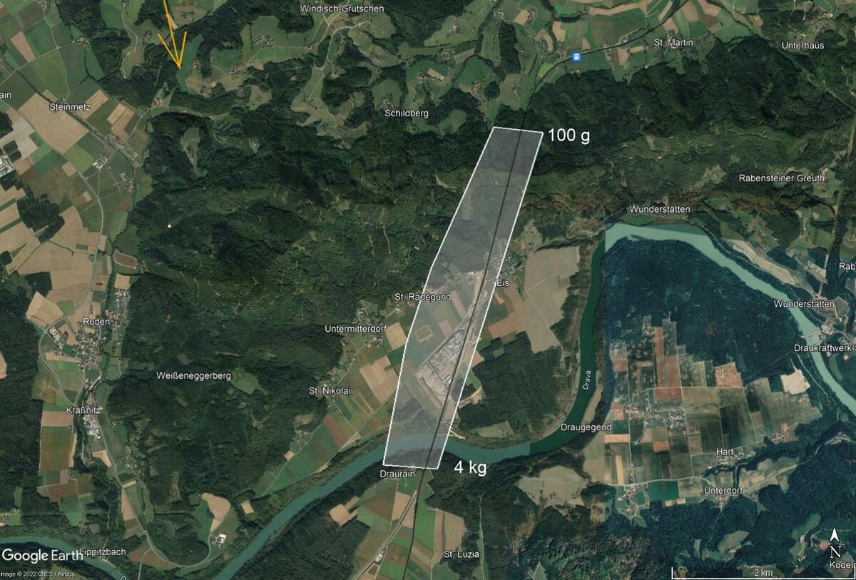Mapa vypočtené pádové oblasti meteoritů (bílý pás).