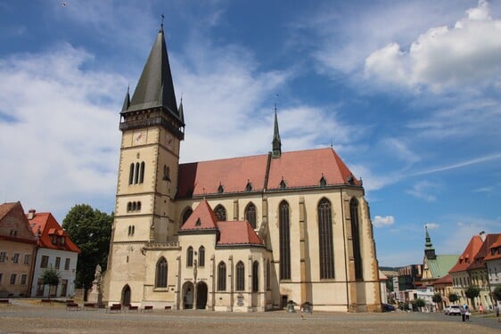 Nachádza sa tu jedinečné židovskú suburbium zo začiatku 18. storočia, ktoré je spolu s historickým centrom mesta zapísané do Zoznamu UNESCO. Radničnému námestiu dominuje stredoveká Bazilika sv. Egídia.