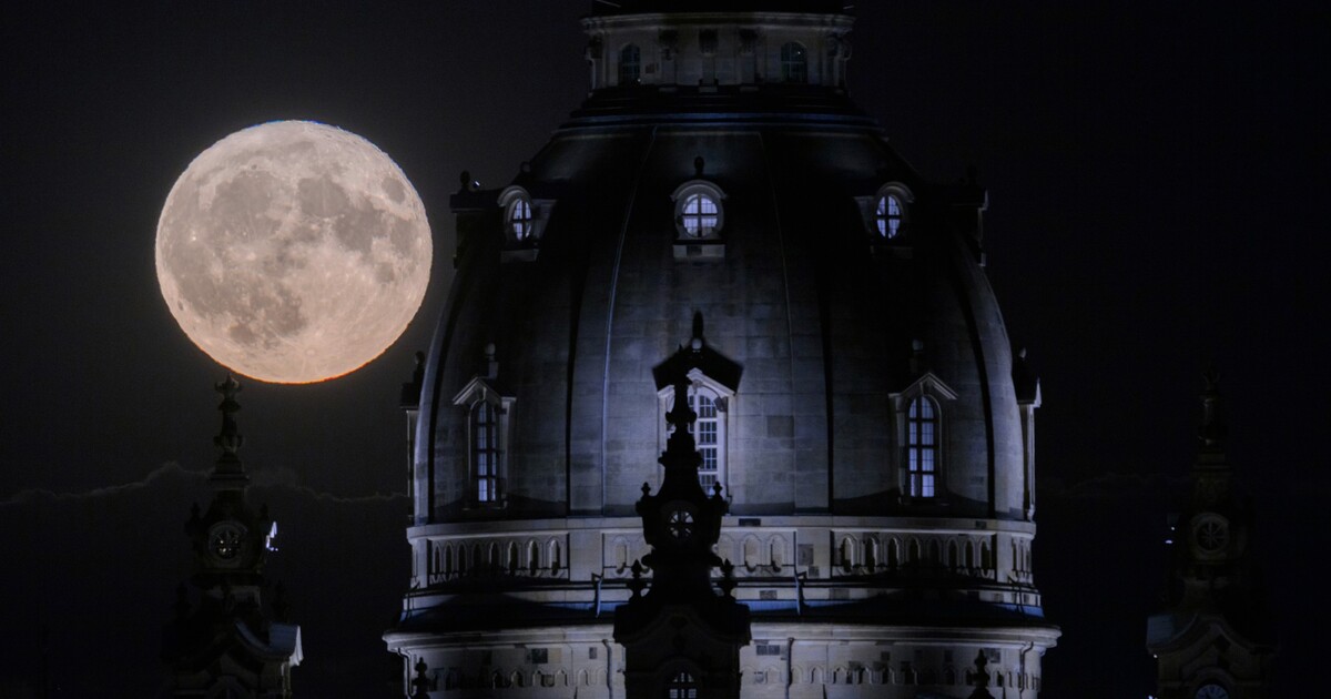 Obrazem: Červencový superměsíc rozzářil letní oblohu. Podívej se na dechberoucí fotografie z různých míst světa