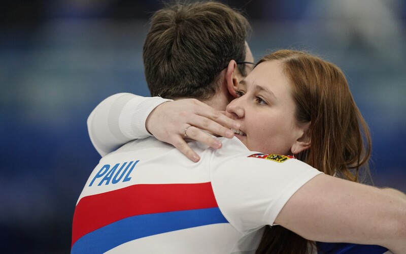 Manželé Paulovi na olympijských hrách prohráli s Kanadou 5:6, česká curlingová dvojice do semifinále nepostoupí.