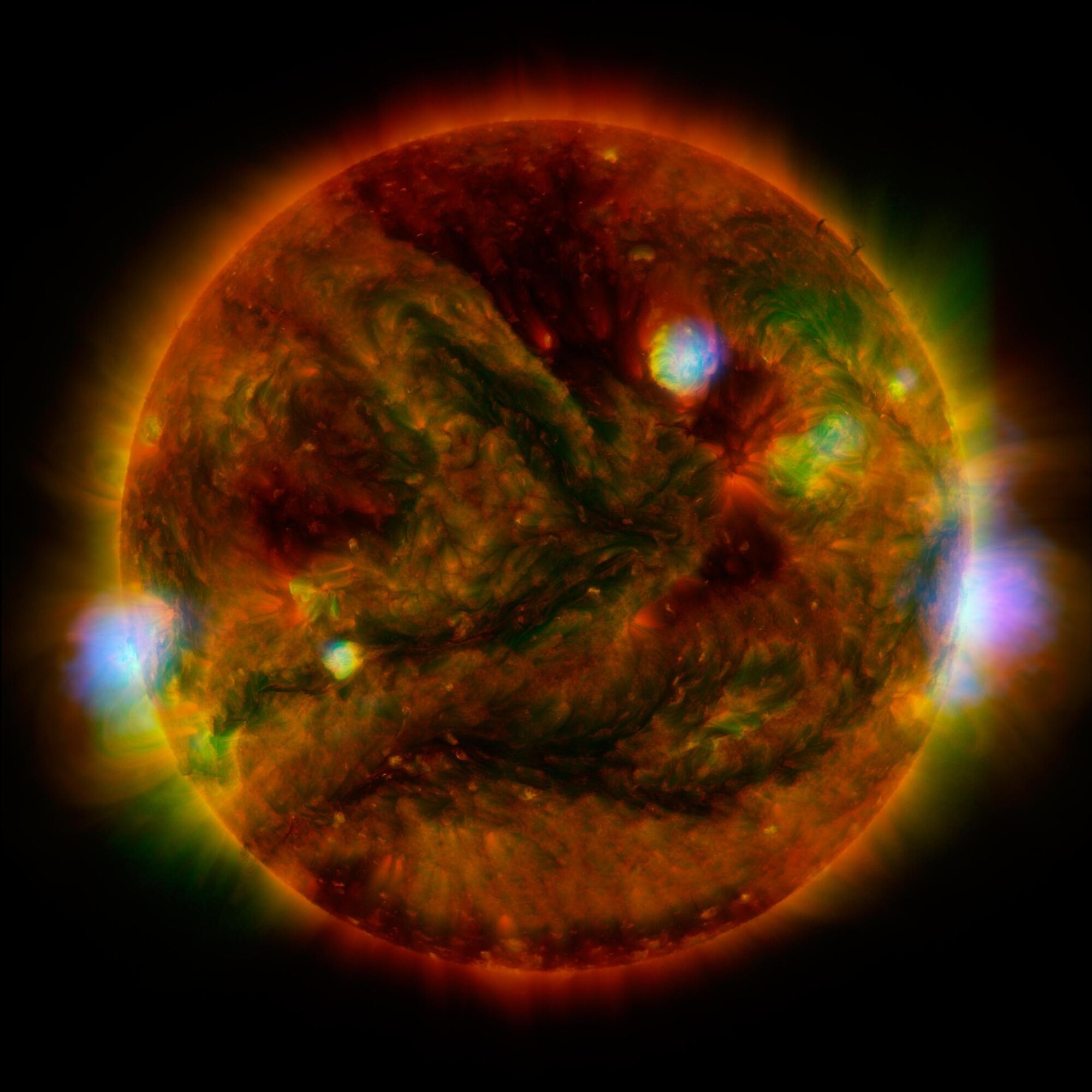Jak vypadá Slunce zabalené do rentgenových paprsků? Kosmická sonda NuSTAR nese teleskop, který rentgenové záření zaznamenává. Na tomto snímku kombinujícím pozorování z několika dalekohledů jsou zvýrazněny planoucí aktivní oblasti Slunce. 

Vysokoenergetické rentgenové paprsky z NuSTARu od NASA jsou zobrazeny modře, nízkoenergetické rentgenové záření z japonské sondy Hinode zeleně a extrémní ultrafialové světlo z družice NASA Solar Dynamics Observatory je žluté a červené. Všechny tři dalekohledy pořídily své sluneční snímky přibližně ve stejnou dobu 29. dubna 2015.