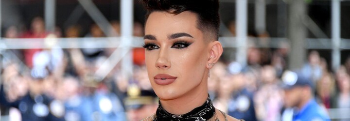 Jamesi Charlesovi po přiznání, že psal sexuální zprávy nezletilým chlapcům, YouTube zrušil zpeněžení videí