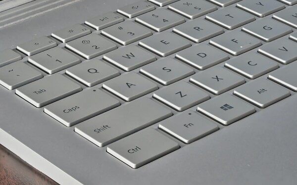 Opísal by si sa ako majster klávesových skratiek, ktorý ovláda všetky možné kombinácie klávesu ctrl a písmeniek?