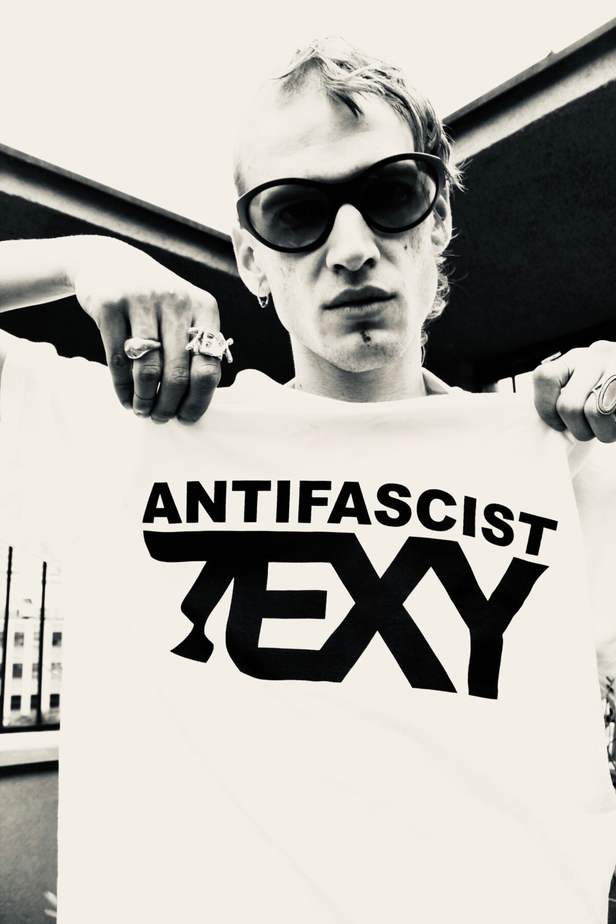 Berlin Manson v Antifascist 7EXY tričkách.