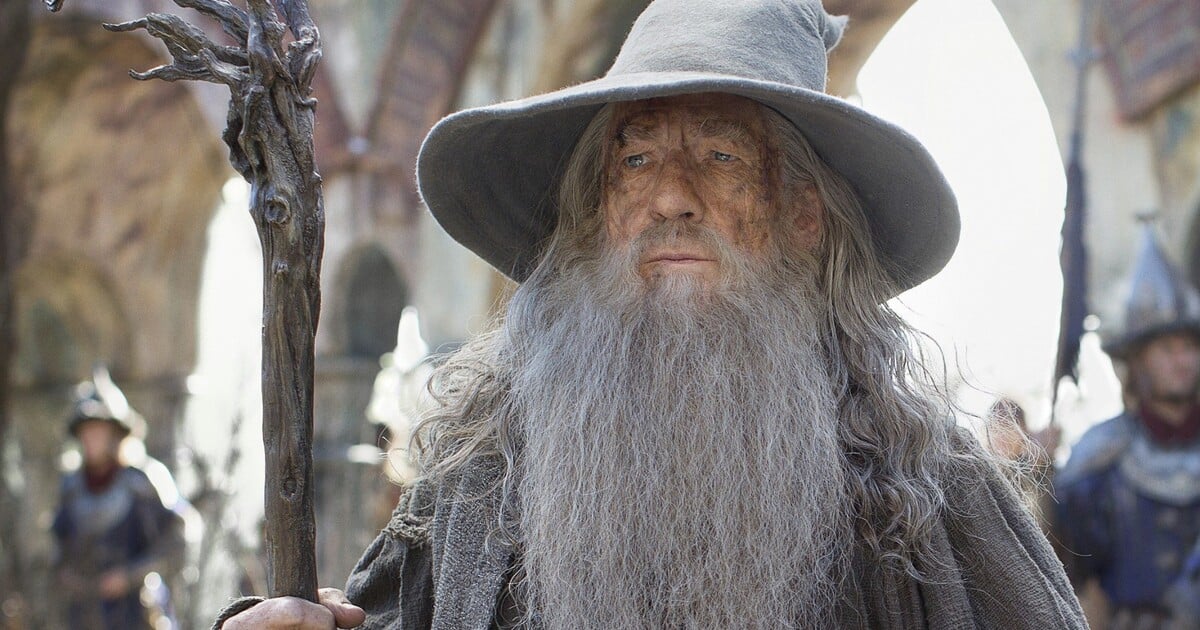 VIDEO: Muž převlečený za Gandalfa potkal při obcházení hospod Iana McKellena, herce této postavy. Je z toho hit na TikToku