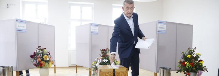 Jak vypadal první volební den? Volili lídři stran, Okamura dal zřejmě omylem hlas TOP 09