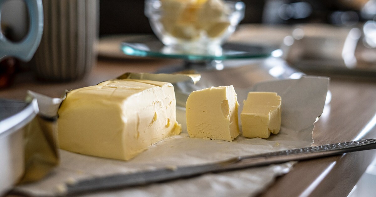 Albert stahuje z prodeje máslo. Podívej se, jestli ho nemáš doma