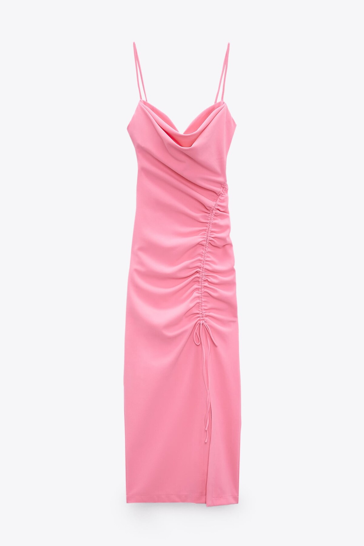 Elegantné bledoružové midi šaty s nazberkaným efektom môžeš mať zo Zary už za 35,95 eura. 