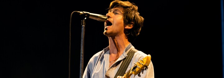 Do Prahy se po 13 letech vrátili Arctic Monkeys. Jejich show byla nenucená, ale zároveň sebejistá (Reportáž)