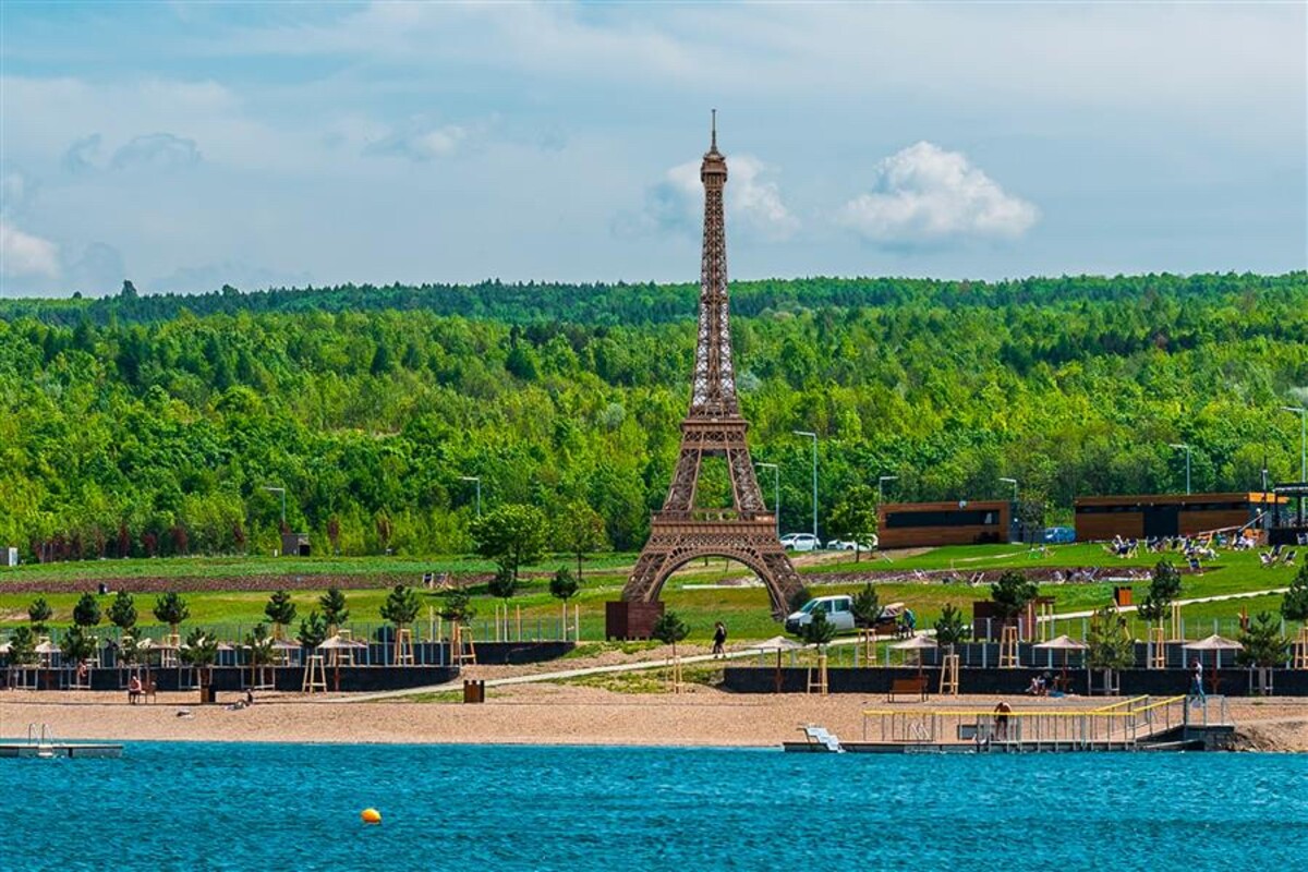 Návrh Eiffelovy věže u jezera Most.