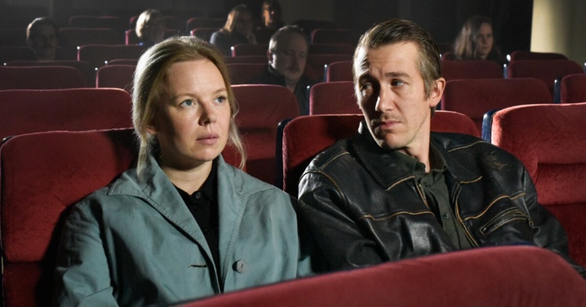 Hláškami nabitá komedie Karaoke Blues tě dostane ironií a cynismem obyčejných lidí