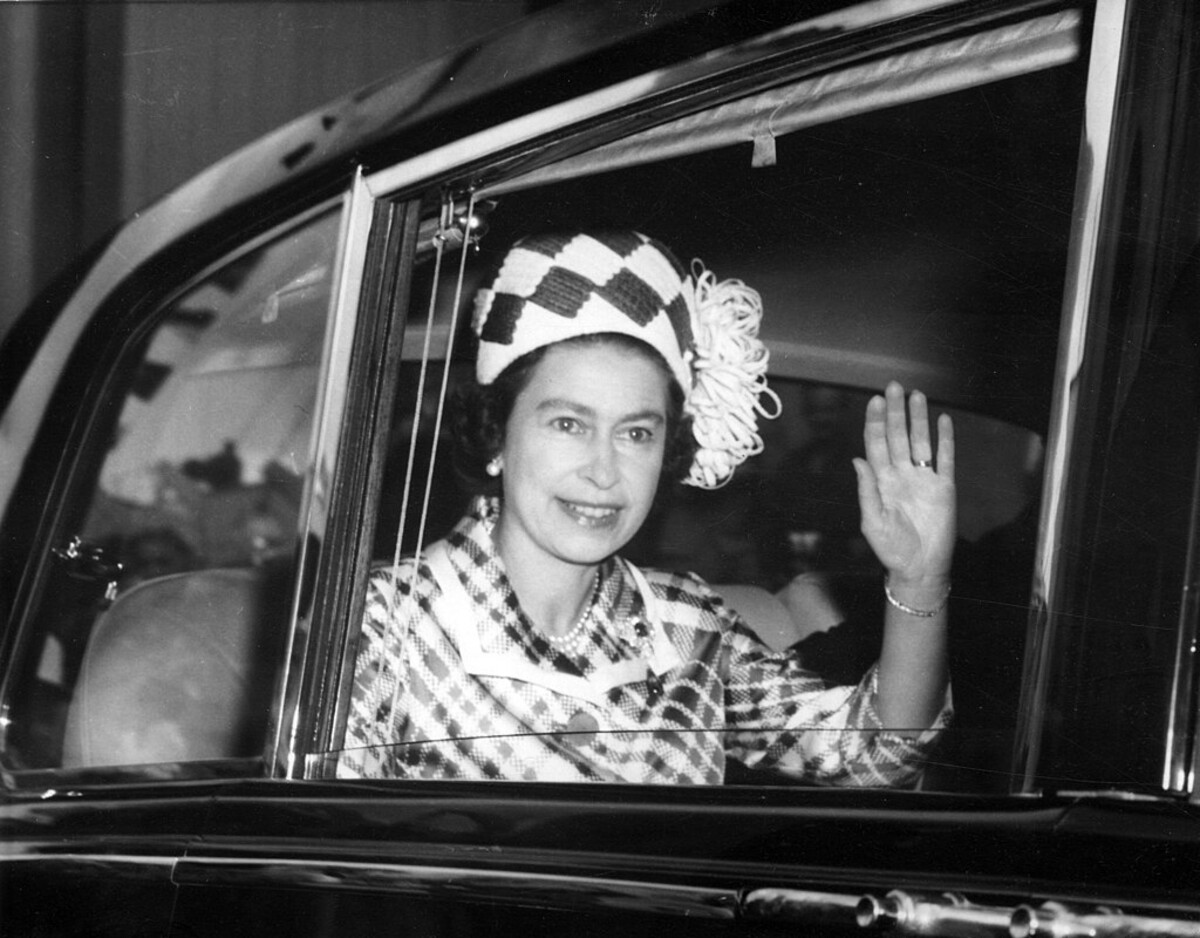 Britská kráľovná Alžbeta II. máva ľuďom na návšteve Austrálie v roku 1970.