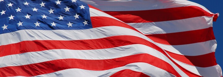 USA: Kandidát Demokratů drtivě vyhrál volby, přestože je po smrti