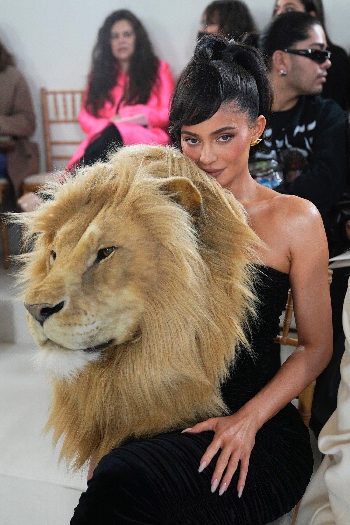 Kylie Jenner v modeli šiat s imitáciou hlavy leva na prehliadke módneho domu Schiaparelli v Paríži.