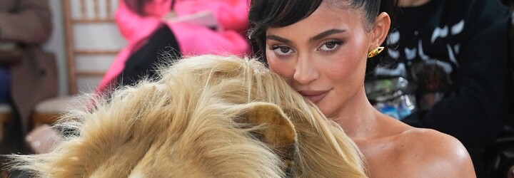 Kylie Jenner schytala hejt za šaty od Schiaparelli s obrovskou hlavou leva. Tie šaty sú nechutné a choré, píšu fanúšikovia
