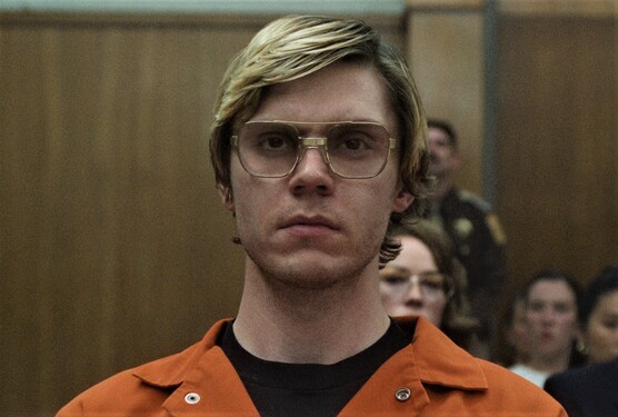 Filmový Jeffrey Dahmer se těší v posledních letech velké popularitě. Kolik let je herci Evanu Petersovi, který jej ztvárnil?