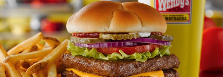 Geniální zaměstnanec amerického fastfoodu si na Twitteru dělá srandu ze zákazníků i konkurence. Na požádání je i zesměšňuje