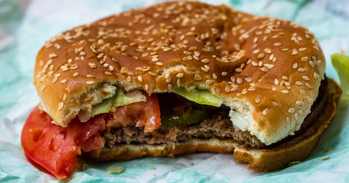 Burger King „podvádí hladové zákazníky“. Jeho burgery jsou prý menší než v reklamě
