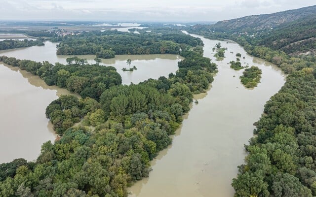 Povodne stále úradujú na západnom Slovensku. SHMÚ vydáva pre niektoré okresy výstrahu tretieho stupňa