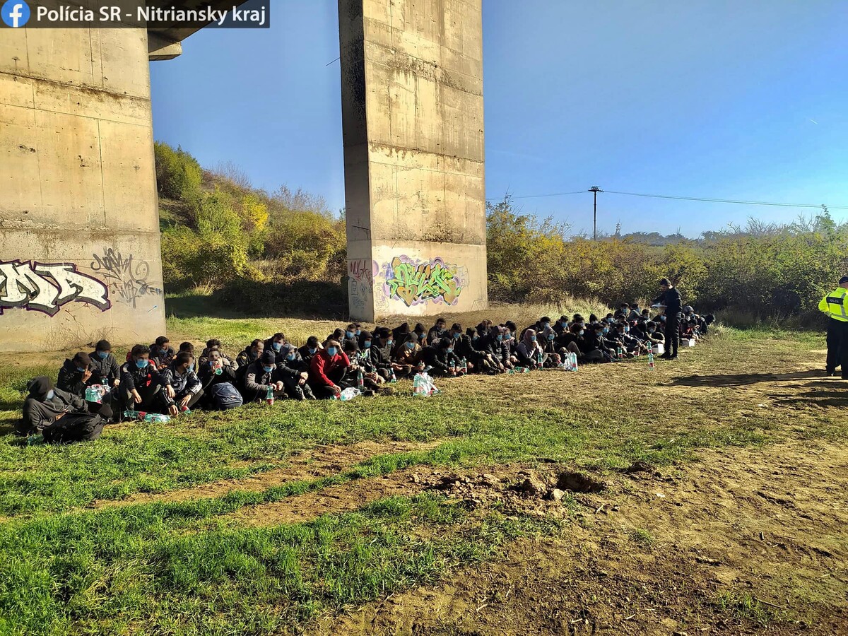 Migranti zhromaždení pod diaľničným mostom. 