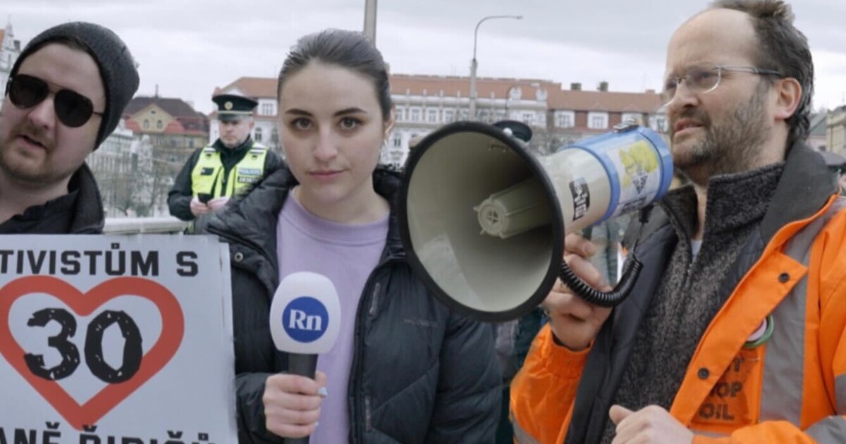 „Nepřijde mi normální, že auta zabíjí lidi.“ Byli jsme na protestu Třicítky pro Prahu (Videoreportáž)