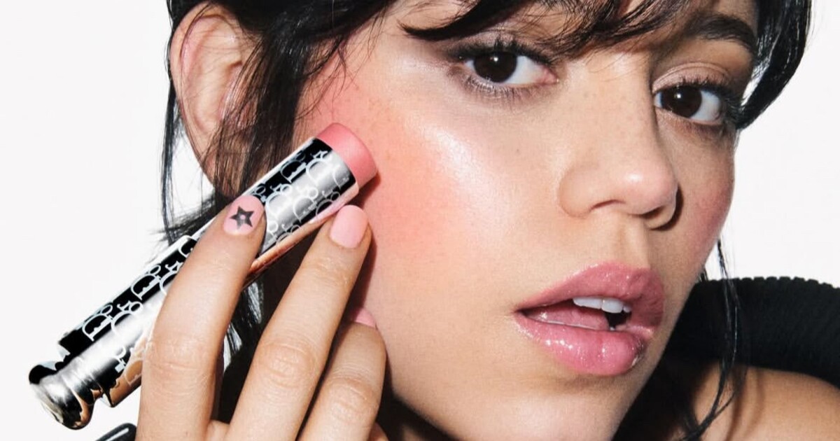 Jenna Ortega je novou ambasadorkou pro Dior kosmetiku