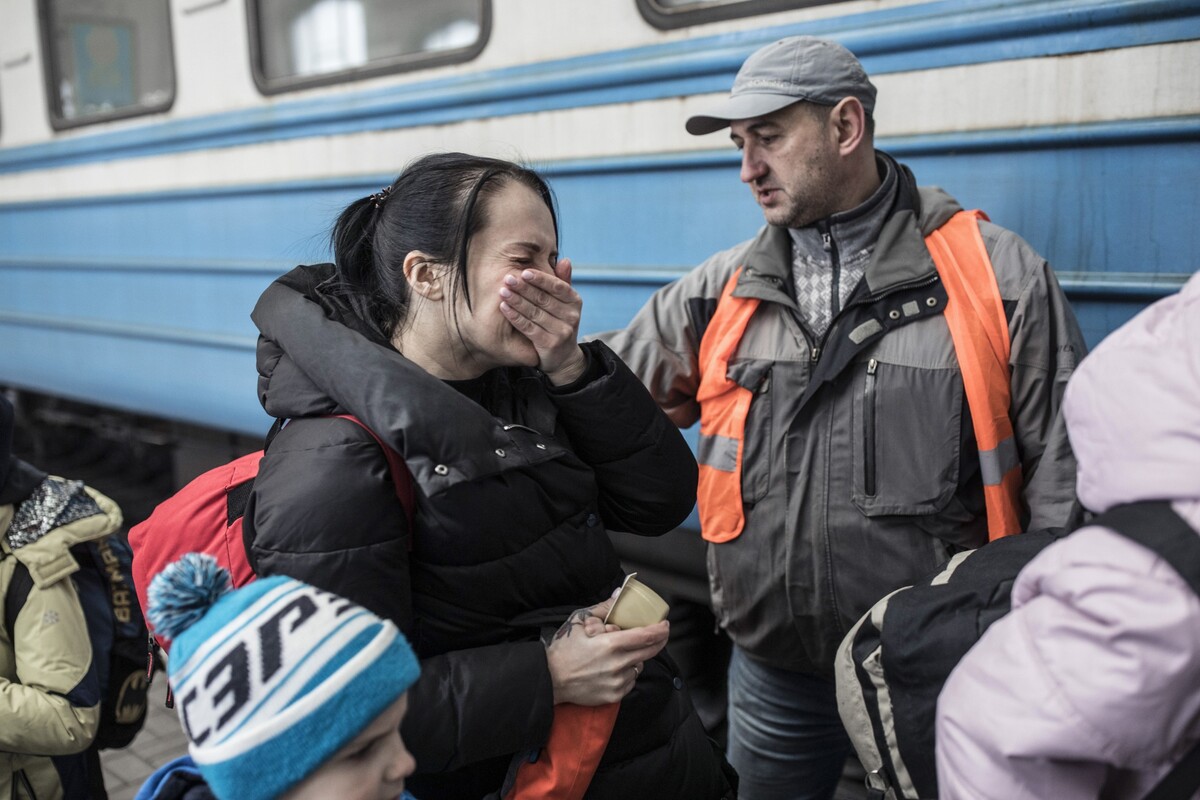 Reportáž – Milan Bureš, Respekt / Čekání na vlak do bezpečí.