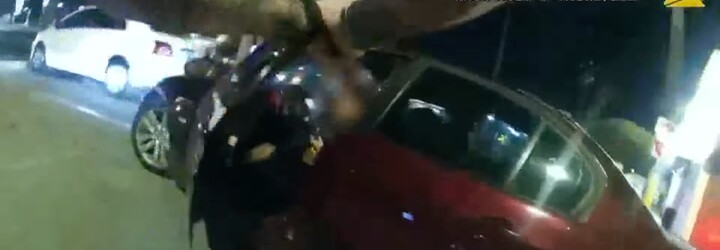 Americký policista desetkrát vystřelil po 17letém chlapci, který jedl burger v autě. Teď čelí obvinění