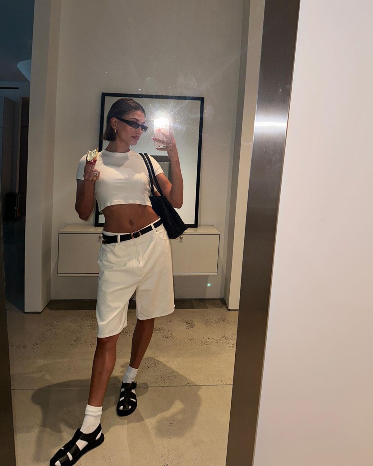 hailey bieber, móda, jorts, leto, letné trendy