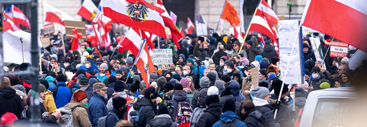 V centre Viedne protestuje vyše 40-tisíc ľudí. Nepáči sa im povinné očkovanie ani ostatné opatrenia proti koronavírusu