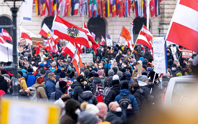 V centru Vídně protestovalo přes 40 tisíc lidí. Nelíbí se jim povinné očkování ani ostatní opatření proti koronaviru.