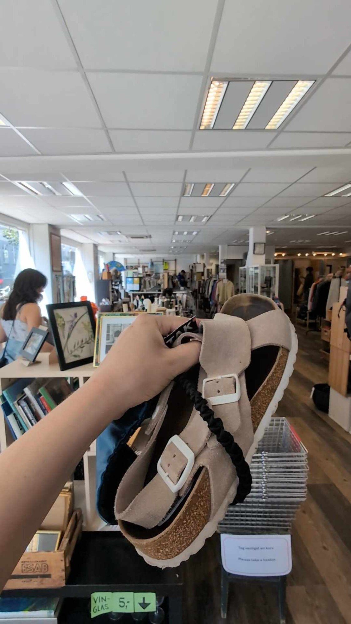 Charitativní sekáče jsou nejlepší na basic kousky středně drahých značek. My tu tentokrát ulovili tyhle lehce obnošené Birkenstocky za kilo.