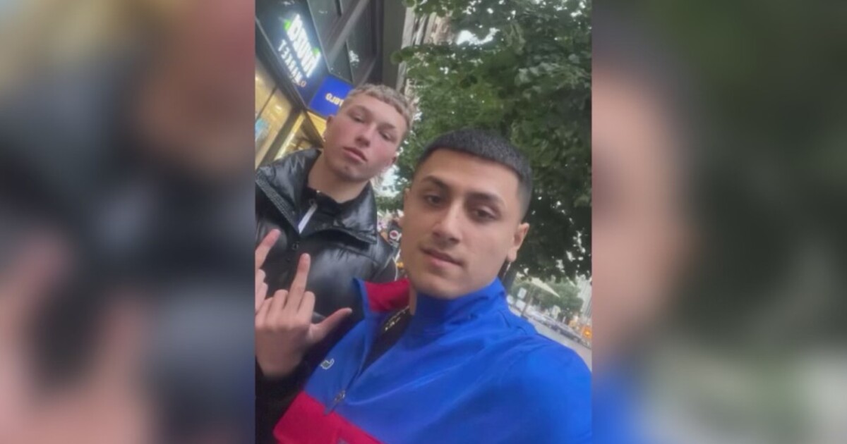 Teenager v Praze mířil pistolí na hlavu druhého. Teď si na něj došlápli další mladí